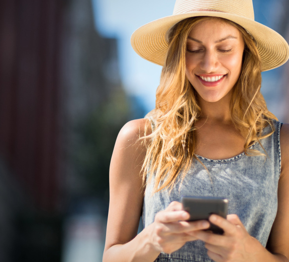 γυναίκα που χρησιμοποιεί το τηλέφωνό της